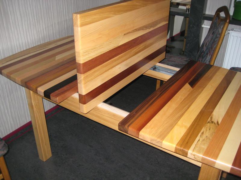 Tisch aus verschiedenen Holzarten - Oberfläche lackiert