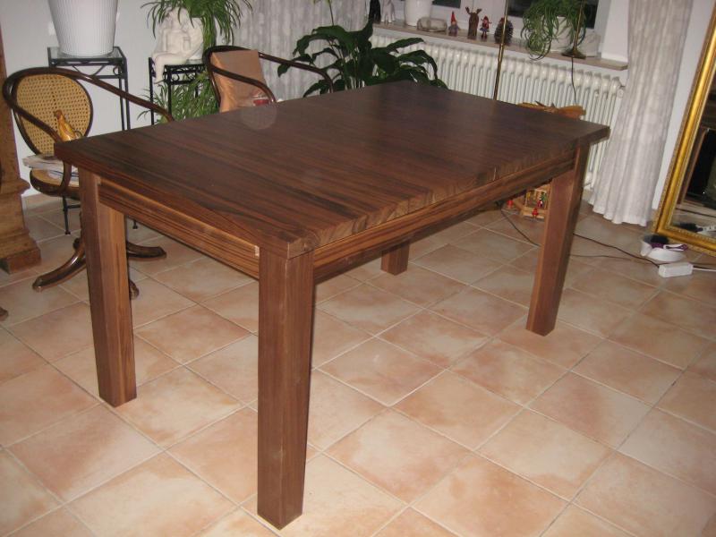 Tisch aus amerikanischem Nussbaum, lackiert